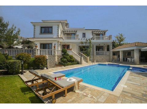 Luxurious Detached-Villa located in Argaka, Paphos.
The… - Куќи