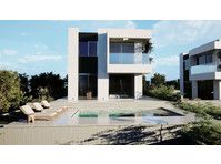 Nestled in the vibrant area of Peyia, Pafos, the Complex… - Casas