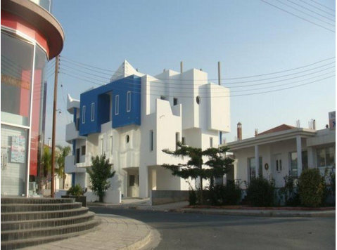 New building at a centre point in Paphos with an easy… - Houses
