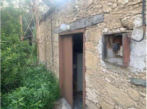 .
Old stone-built house for sale in Argaka, built on a plot… - Häuser