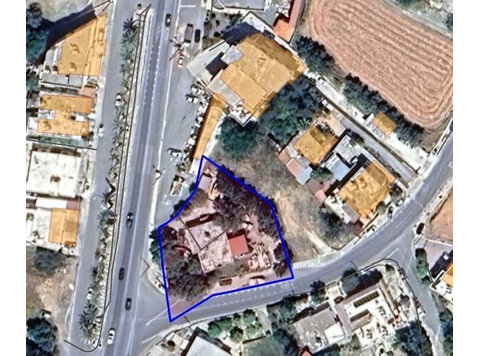 Perfectly located corner plot on Mesogi main road. 
 
Σε… - Nhà
