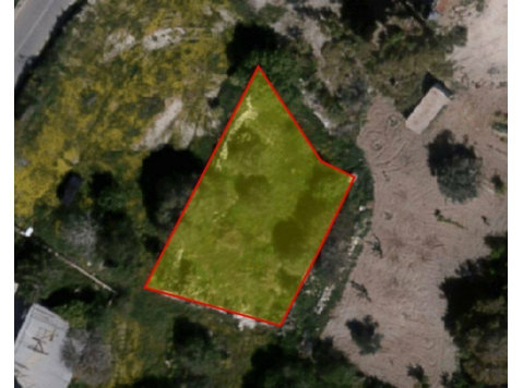 Plot located near the center of Agia Marinouda, Paphos.The… - خانه ها