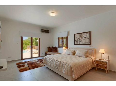Property Description
This spacious 5-bedroom villa is… - Rumah