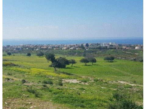 Residential Land for Sale in Peyia.This beautiful parcel of… - Casas
