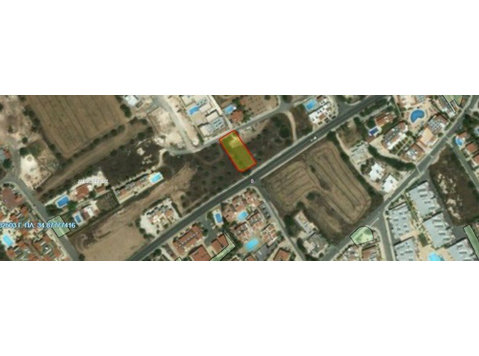 Residential adjacent plots of 2.219 sq.m, of normal shape… - Casas