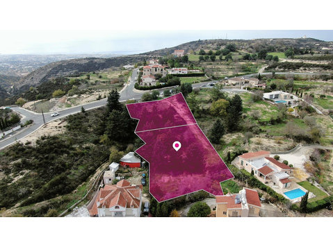 Residential field, extending to about 1,905 sq.m. in total,… - בתים
