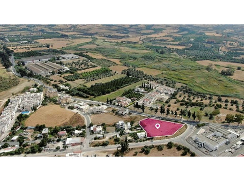Residential field, extending to about 3.382 sq.m. in total.… - Maisons