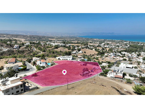 Residential field, extending to about 8.027 sq.m. in total.… - Majad