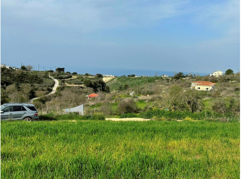 Residential field in Kathikas Community, in Paphos… -  	家
