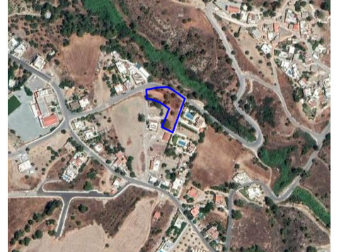Residential land in Argaka, in Paphos district. The land… - Maisons