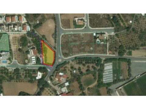 Residential land of 1022m sq  located in Kissonerga ,… - Houses
