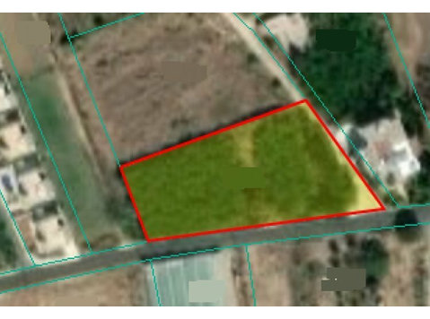 Residential land of 2732 sq.m. for sale in Kissonerga. It… - Houses