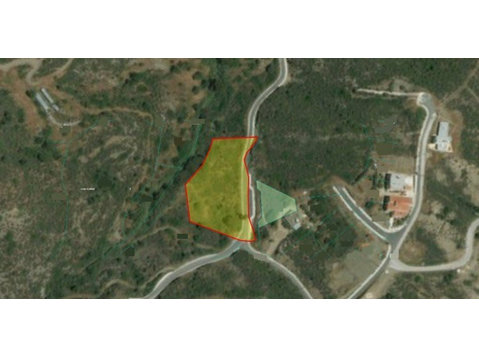 Residential  land of  4683sqm  located in  KatoPyrgosof… - Houses