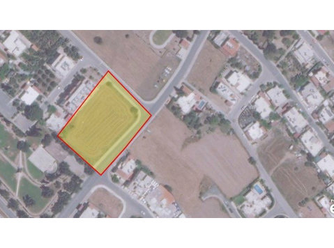 Residential land of 5017sqm in the heart of Geroskipou.Main… - Häuser