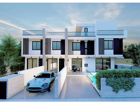 Situated in the famous Lower Chloraka region, in a… - Houses
