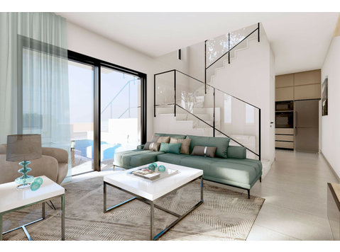 Situated in the famous Lower Chloraka region, in a… - בתים