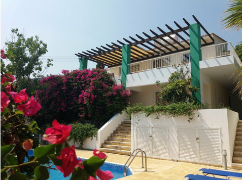 The Villa is located in Neo Chorio village on a tranquil… - Huizen