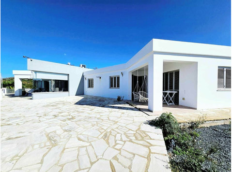 The entrance to this bungalow is through a private gate and… - منازل