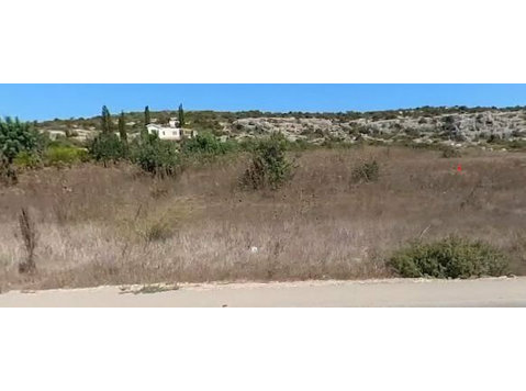 The land is located c. 2,3km southwest of Pegeia’s centre,… - Huse