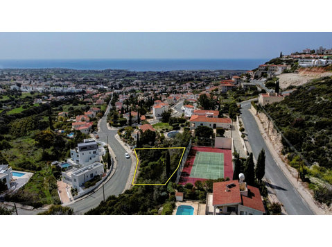 The plot abuts in Vrysoudia area at Peyia municipality and… - گھر