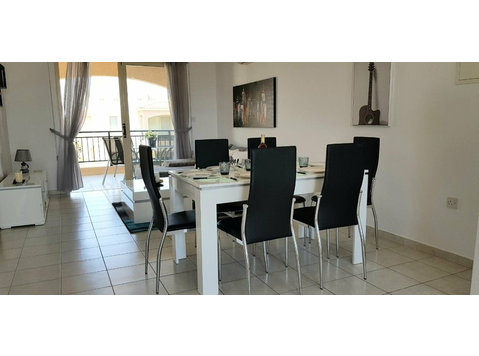 The property consists an open plan living/kitchen area, 2… - Huizen