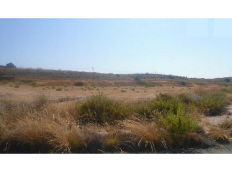 The property is a plot located in Kouklia village, Paphos… - Hus