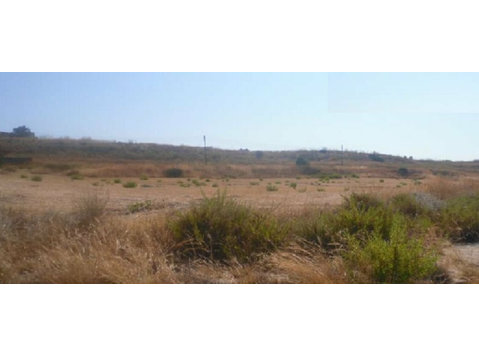 The property is a plot located in Kouklia village, Paphos… - Дома