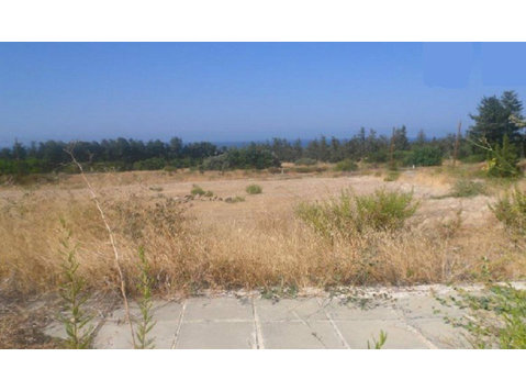 The property is a plot located in Kouklia village, Paphos… - Casa