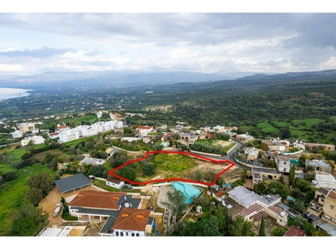 The property is a residential land in Neo Chorio. It is… - Σπίτια