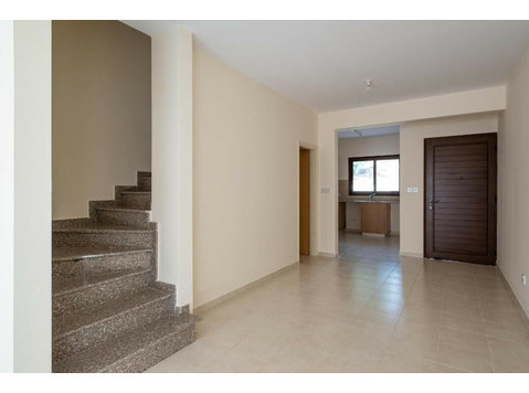 The property is a two-storey maisonette in Pegeia. The… - Häuser