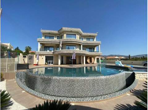 The two-storey villa Golden Kings is located in the Sea… - Case