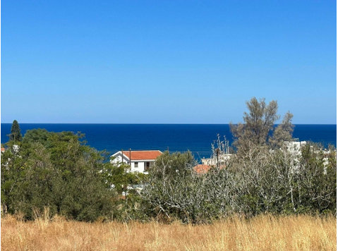 This 2174 square meter residential land in Pomos Village,… - வீடுகள் 