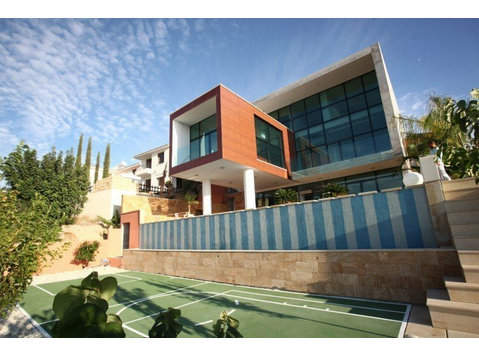 This Villa is 500 m2 , plot 673m2 and consists of 3… - Kuće