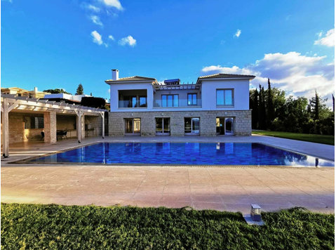 This amazing luxurious villa sits on a large double plot… - Houses