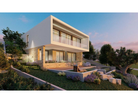 This amazing villa is located in the prestigious Chloraka… - Houses