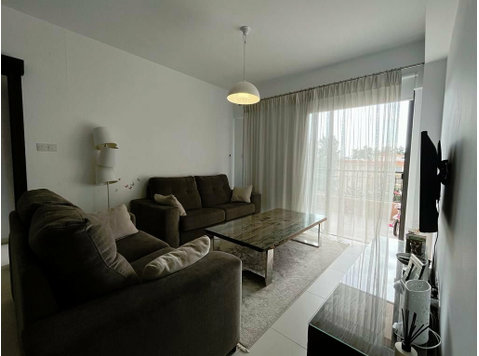 This apartment is situated in the exclusive development in… - Casas