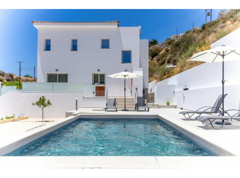 This attractive villa is situated in the exclusive and… - Houses
