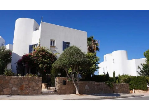 This beautiful  3 bedroom detached villa is located in an… - Houses