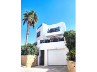 This beautiful  3 bedroom detached villa is located in an… - Case