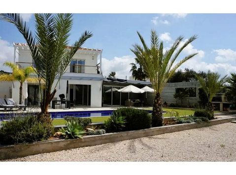 This beautiful 4 bedroom, 3 bathroom residence is situated… - Huizen