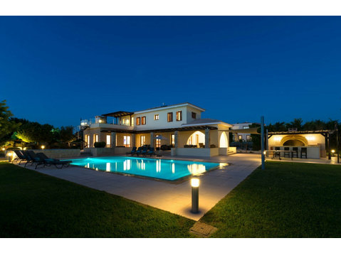 This beautifully designed villa is located on the Eastern… - منازل