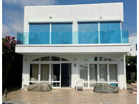 This beautiful 3 bedroom detached villa is located in an… - Σπίτια