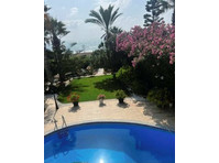 This beautiful 3 bedroom detached villa is located in an… - Casas
