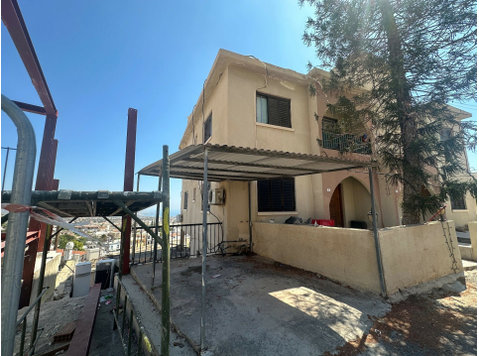 This exceptional property in the heart of Pegeia offers a… - Houses