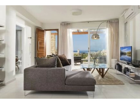 This exclusive 3 bedroom villa is part of a luxury gated… - Houses