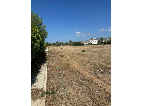 This expansive 3870m2 residential land parcel appeals to a… -  	家