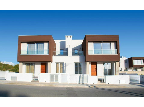 This is 3- bedroom Villa for sale in the heart of the city… -  	家