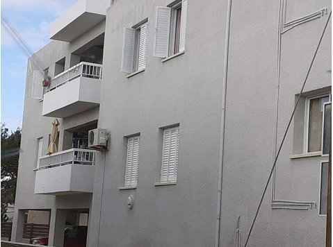 This is a 3 bedroom apartment in Chloraka.Quiet and easy… - Maisons