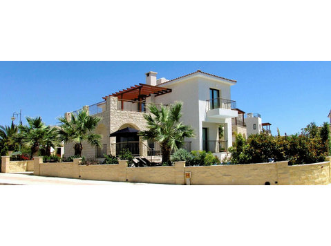 This is a 3 bedroom beautiful villa for sale in an… - Hus