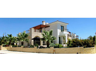 This is a 3 bedroom beautiful villa for sale in an… -  	家